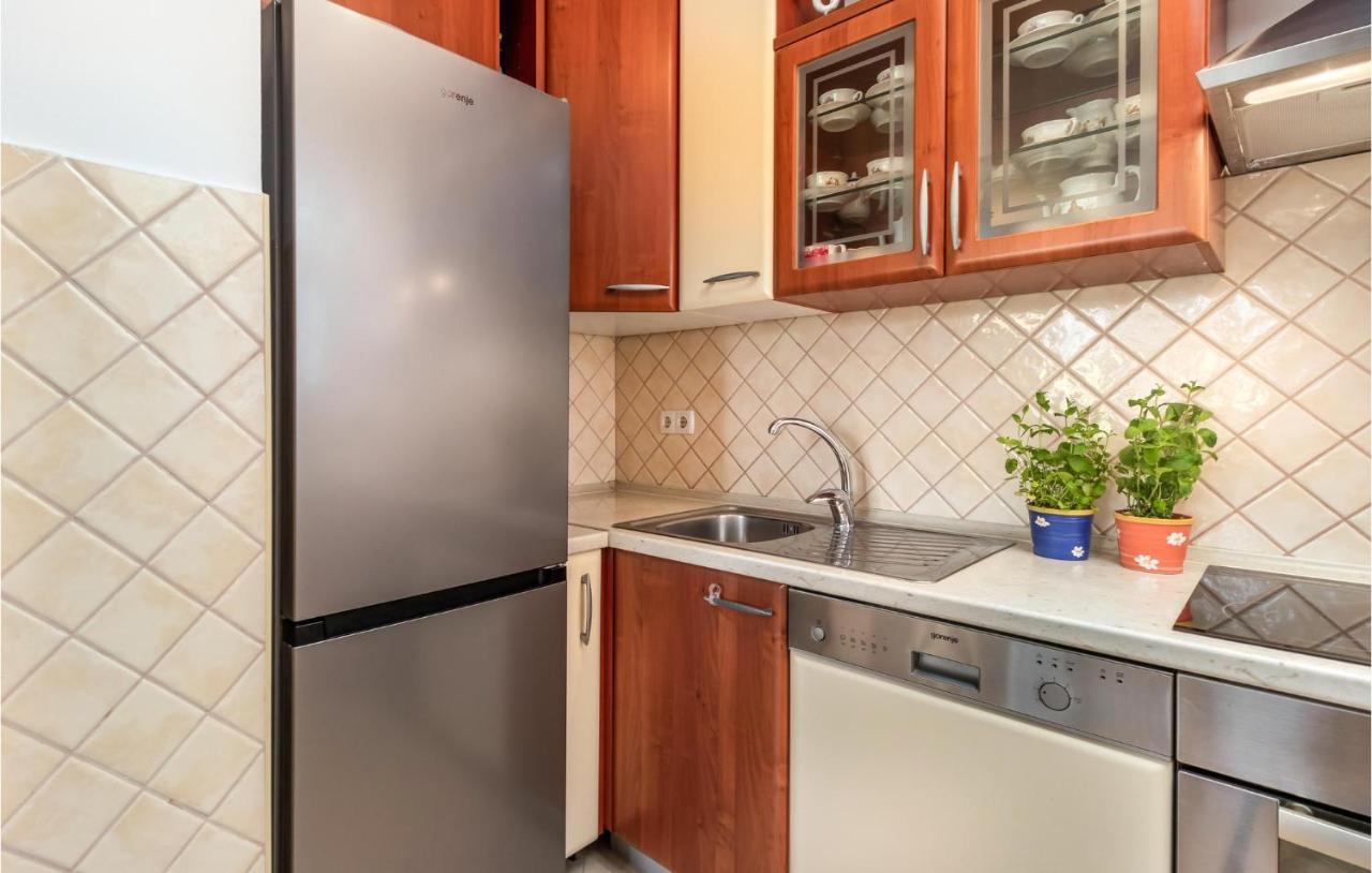 1 Bedroom Awesome Apartment In Kampor Εξωτερικό φωτογραφία